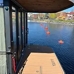 Aava Floating 25 Úszó hotel *