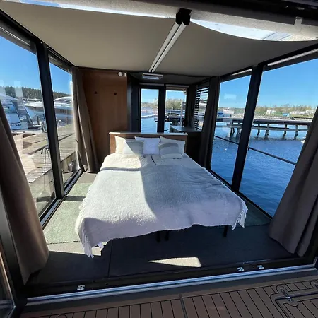 Botel Aava Floating 25