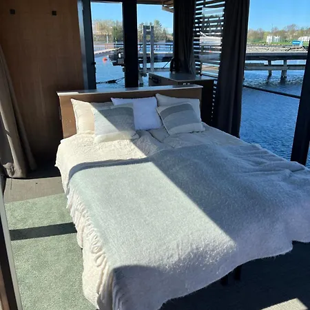 Botel Aava Floating 25